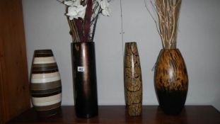 4 vases