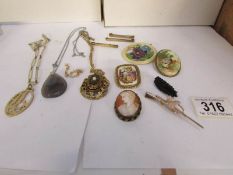 A mixed lot of pendants and brooches