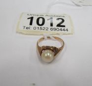 A 9ct gold pearl ring,