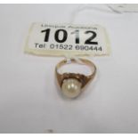 A 9ct gold pearl ring,