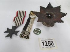 2 WW1 medals/badges,