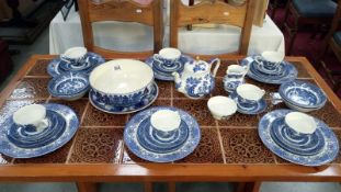 A quantity of blue & white Willow patterned tea & dinnerware including Churchill