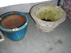 2 old plant pots