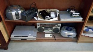 A mixed lot of electrical home entertainment appliances & computer accessories