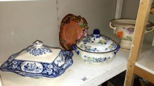 A blue & white lidded tureen etc.