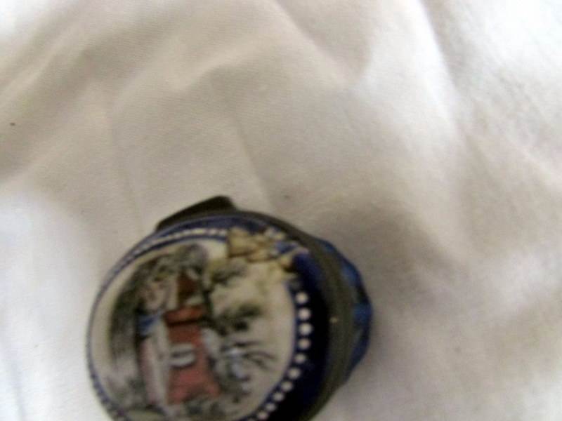 A circa 18/19th century enamel pill/patch box a/f (damage to enamel on top and mirror in lid - Image 2 of 3