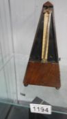 A French metronome with key