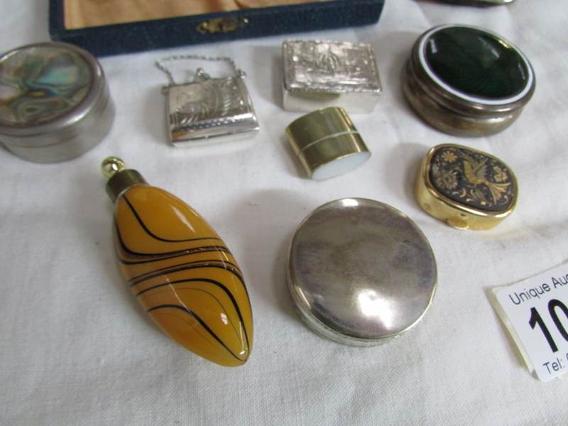A mixed lot of collectable pill boxes, a scent bottle, - Image 2 of 4