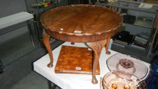 A pie crust round table