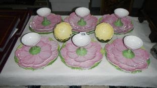 6 grapefruit bowls, a green and pink prawn cocktail set, 6 bowls, 6 bowl stands,