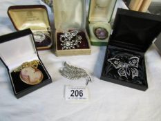 A mixed lot of brooches,