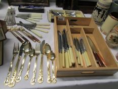 A mixed lot of cutlery