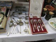 A mixed lot of cutlery