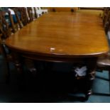 Victorian Mahogany Extended Dining Table, with curved and rimmed borders, on turned and reeded