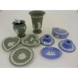 Modern Wedgewood – 4 pieces blue and white incl. candlesticks & 5 pieces green incl pin dishes (9)