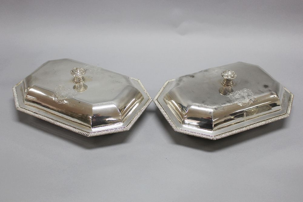 Fine & rare antique Georgian entrée dishes, in sterling silver. Octagonal shape with gadroon borders