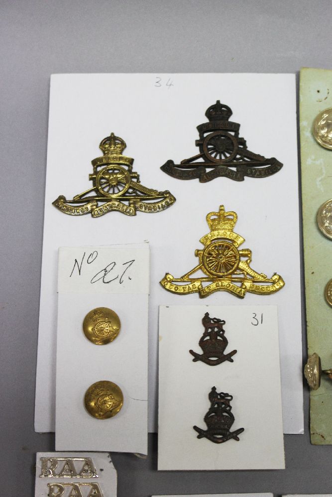 A fine group of Australian Staff Corps, RAA, AFA badges, titles, buttons, etc. Approximately 100 - Bild 6 aus 6