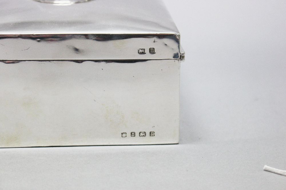 A large antique sterling silver box, with raised clean cartouche and bordered reed & ribbon - Image 3 of 5