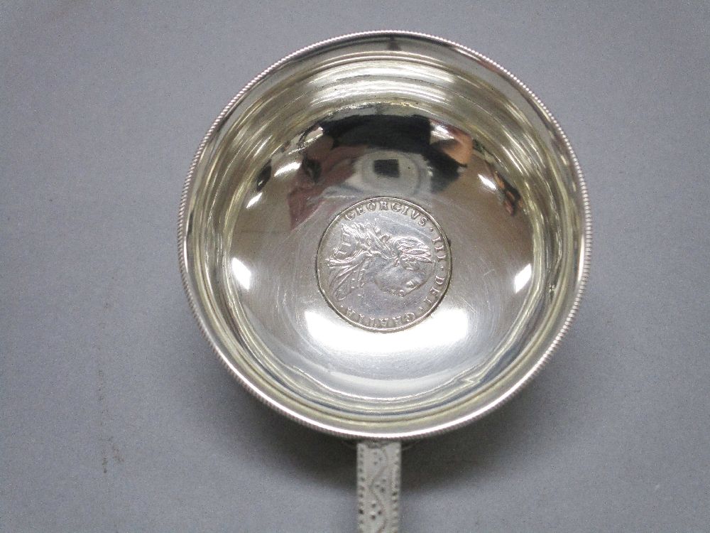 Georgian punch ladle with a sterling silver stem and bowl set with a coin inset bowl and a lignum - Bild 2 aus 4