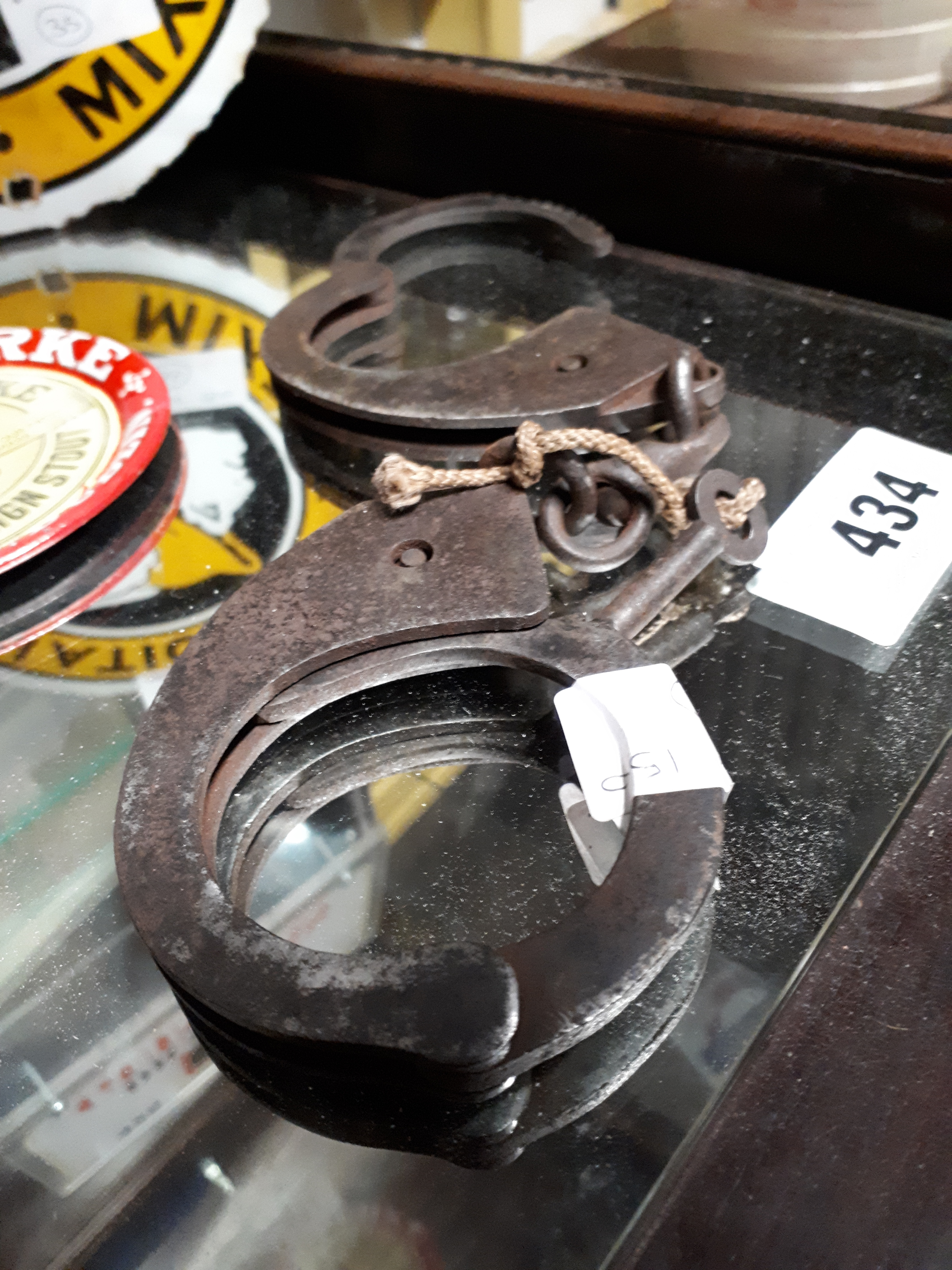 Set of handcuffs with key.