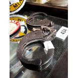 Set of handcuffs with key.