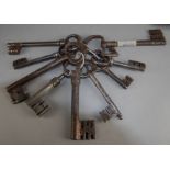 Dieci antiche chiavi in ferro battuto di varie misure.