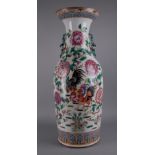 Vaso in porcellana con decorazioni raff. ''FIORI DI LOTO, GALLI E GALLINE''. Famiglia Rosa. Cina.