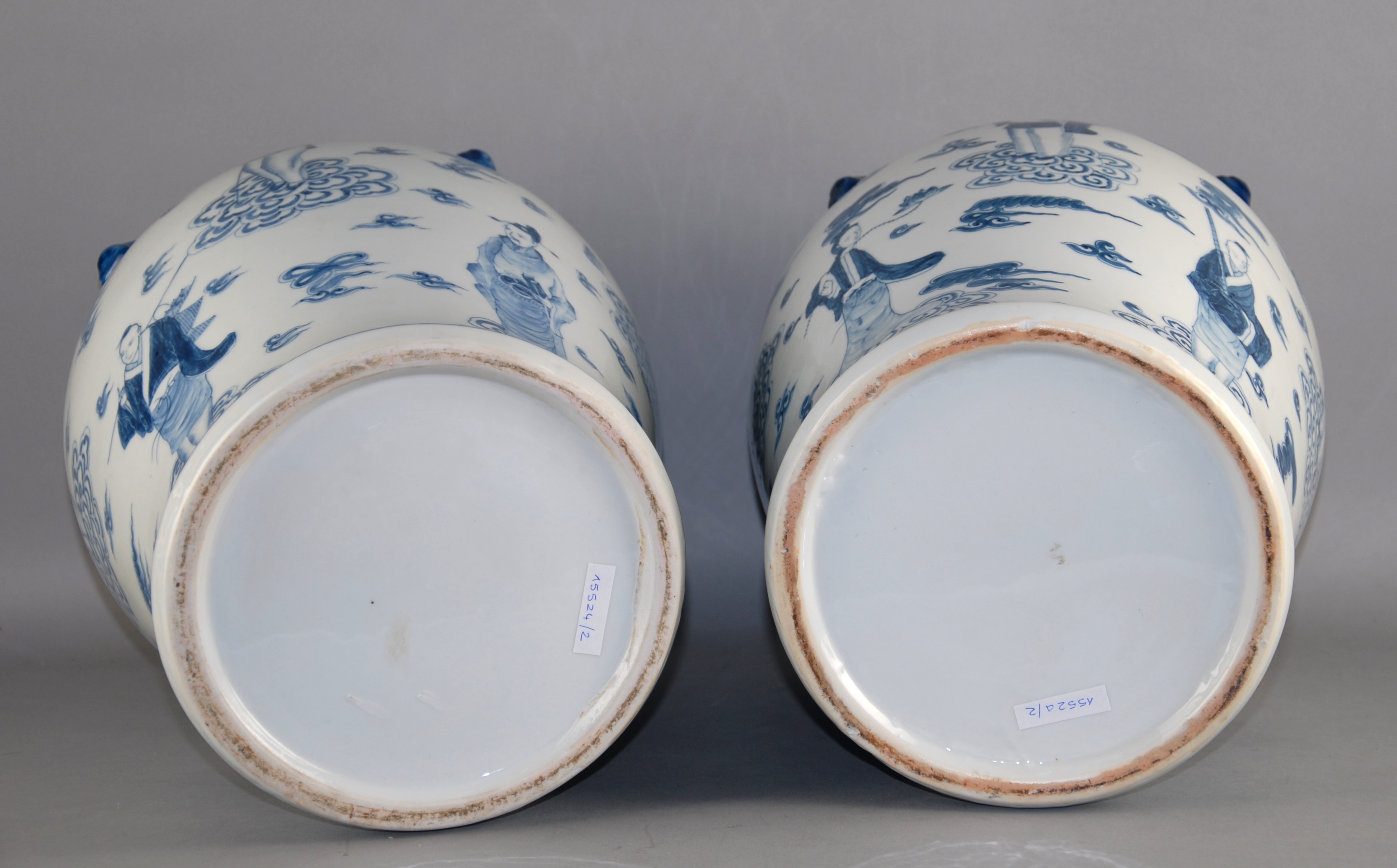 Coppia di vasi in porcellana bianca e blu con decori raff. ''PERSONAGGI''. Cina. XX secolo. Mis. - Image 2 of 2