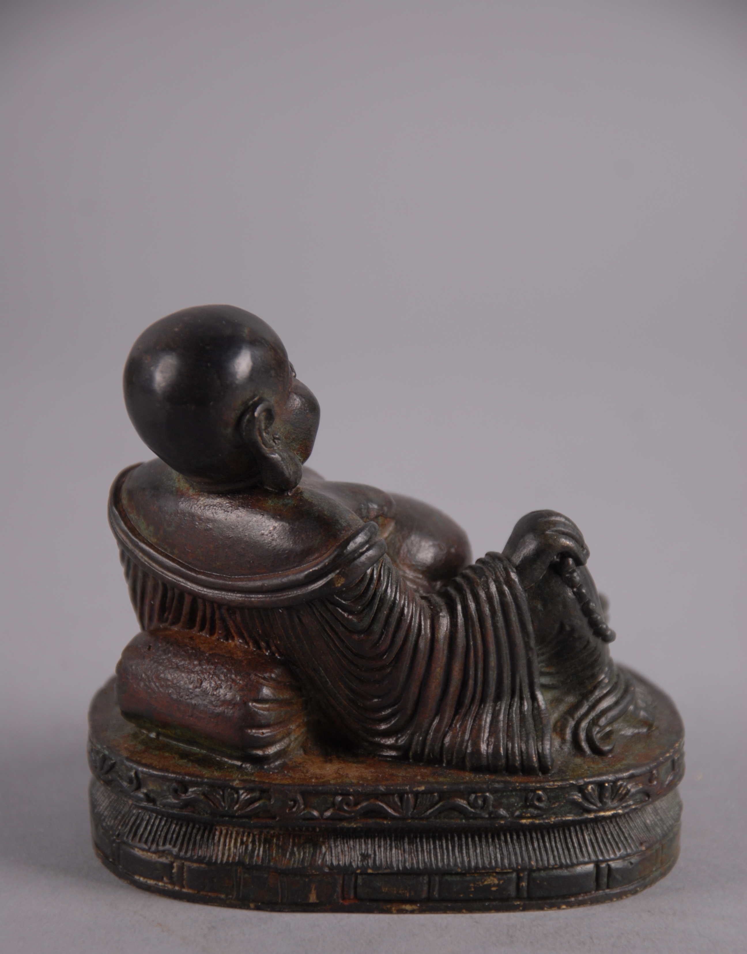 Antica scultura in bronzo raff. ''BUDDHA''. Cina. Mis. Lung. cm. 8.5 Alt. cm. 8.5 ca. - Image 2 of 3