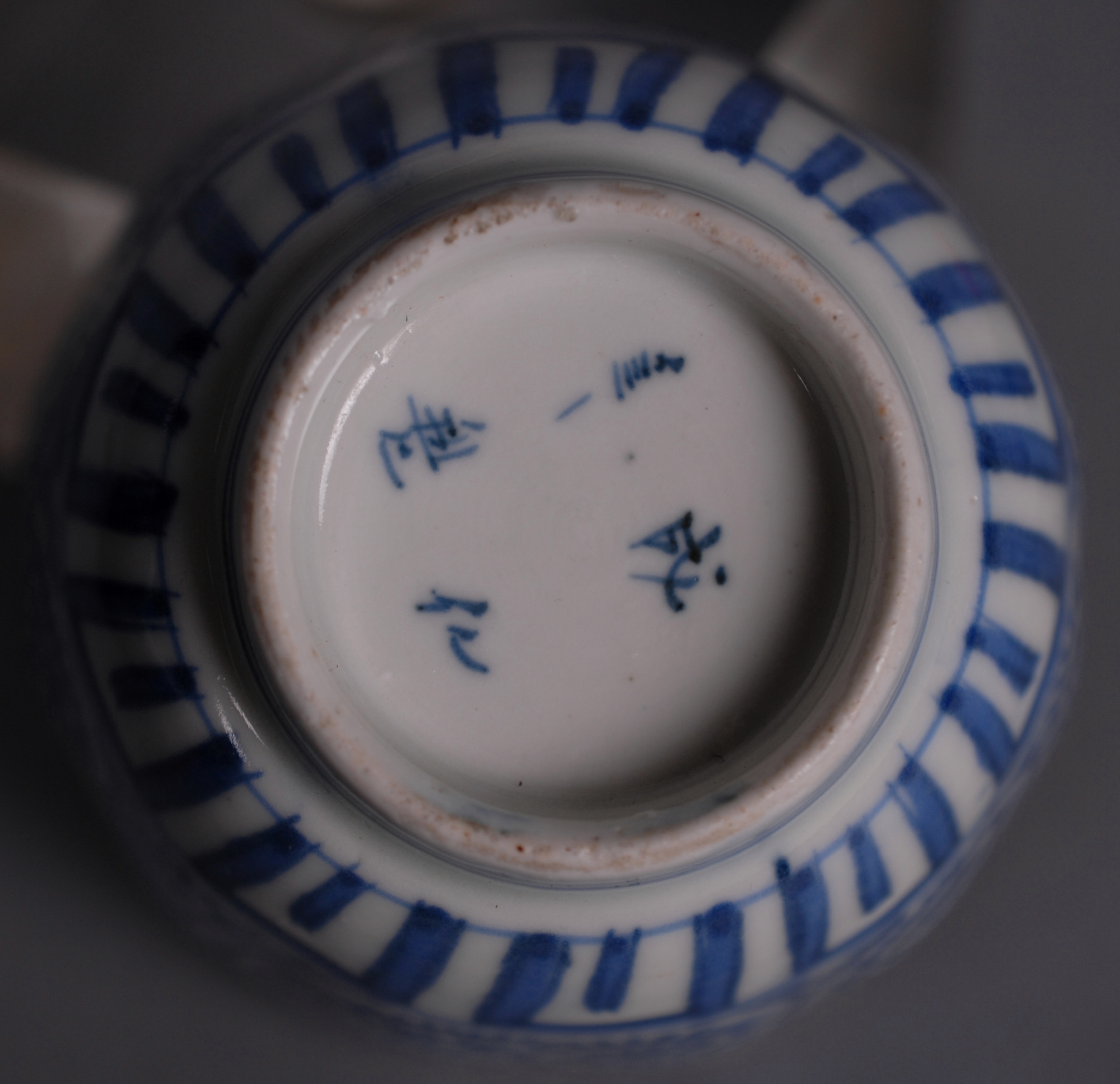 Tazza in porcellana bianca e blu con decoro a spirali. Marcata sul fondo. Cina. XIX secolo. Mis. - Image 3 of 3