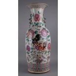 Vaso in porcellana con decorazioni raff. ''FIORI DI LOTO, GALLI E GALLINE''. Famiglia Rosa. Cina.