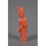 Piccola scultura in corallo rosa raff. ''GUANYIN'', gr. 17 ca. Cina. XX secolo. Difetti. Mis. Alt.