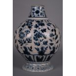 Antico vaso in ceramica bianca smaltata con decorazioni floreali sui toni del blu. Area orientale.