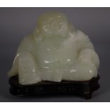 Scultura in giada verde pallido raff. ''BUDAI'. Base in legno. Cina. XX secolo. Mis. Lung. cm. 14