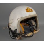 Casco da elicotterista in vetroresina dell'Aeronautica Militare Italiana. XX secolo.