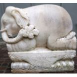 Scultura in marmo bianco raff. ''ELEFANTE''. Area coloniale. XX secolo. Mis. Lung. cm. 53 Alt. cm.