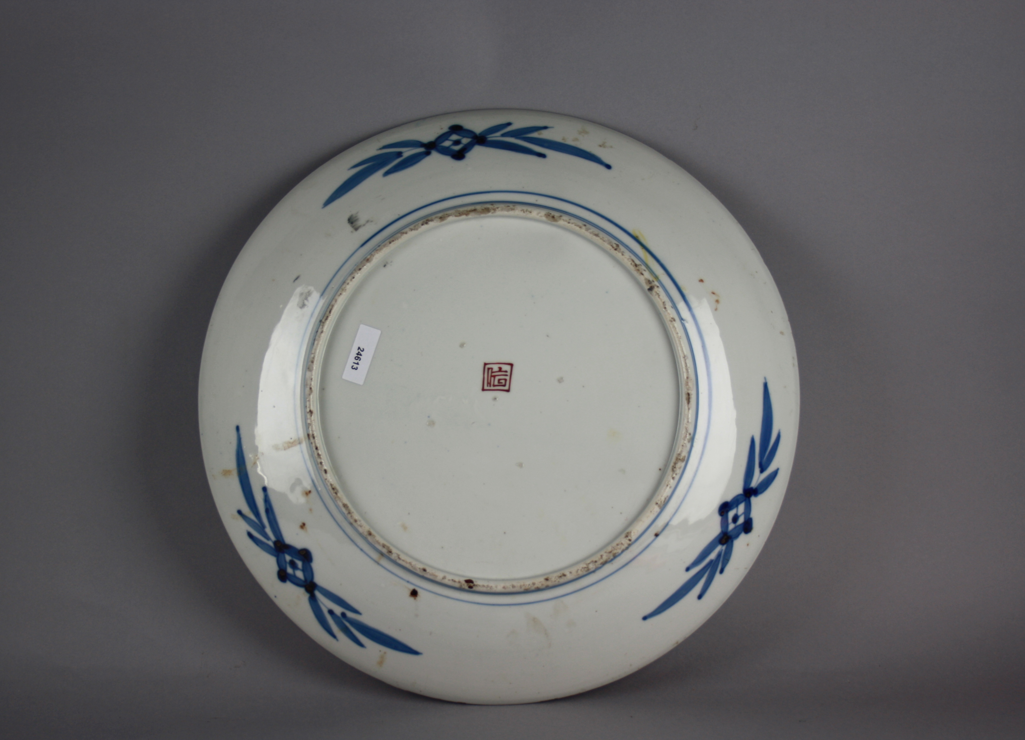 Piatto in porcellana Imari con decoro policromo raff. ''GEISHE DANZANTI''. Giappone. XIX secolo. - Image 2 of 3