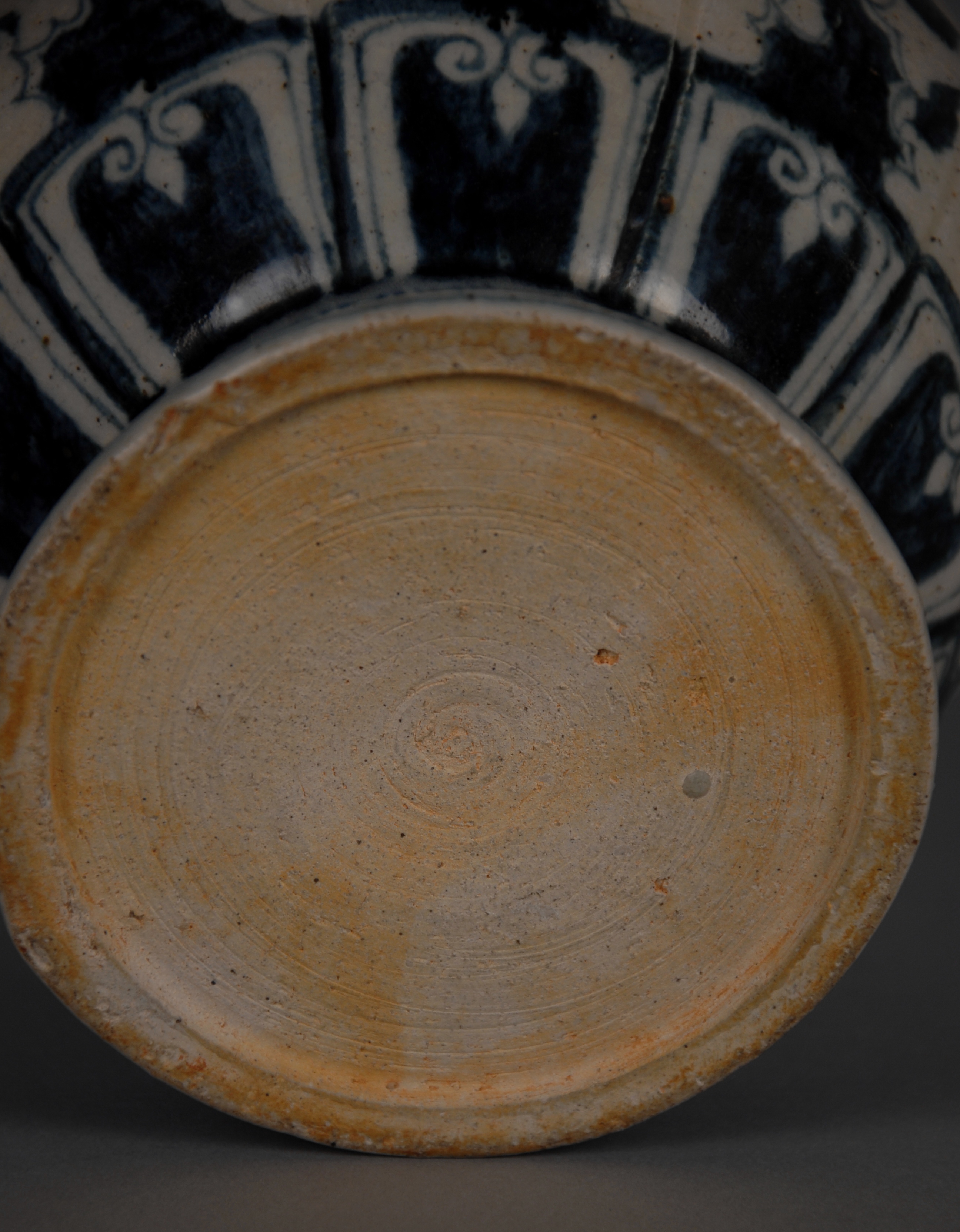 Antico vaso in ceramica bianca smaltata con decorazioni floreali sui toni del blu. Area orientale. - Image 2 of 2