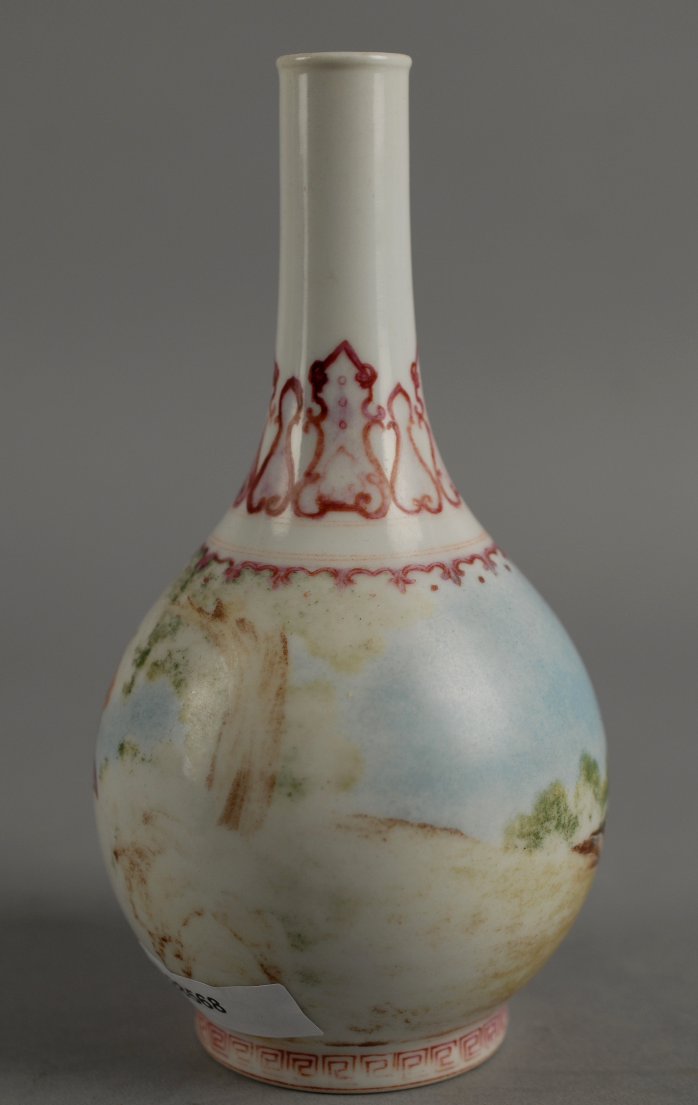 Vaso a bottiglia in porcellana dipinta con figure occidentali. Cina. Fine XIX-inizi XX secolo. - Image 2 of 3