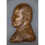 Piccola placca in bronzo dorato raff. ''MUSSOLINI''. Anni '30-'40. Mis. Lung. cm. 10 Alt. cm. 15.5