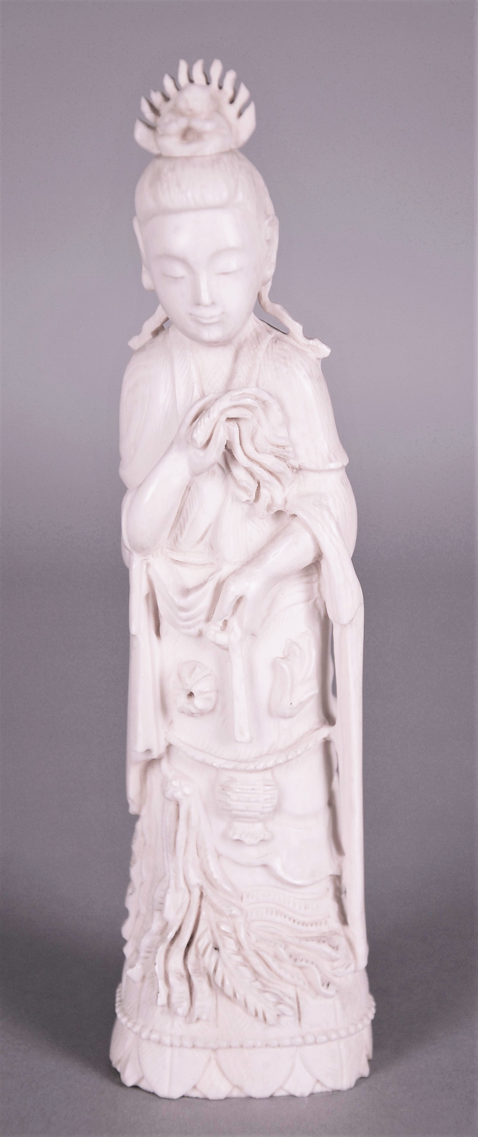 Scultura in avorio raff. ''GUANYIN''. Cina. Inizi XX secolo. Mis. Alt. cm. 16 ca.