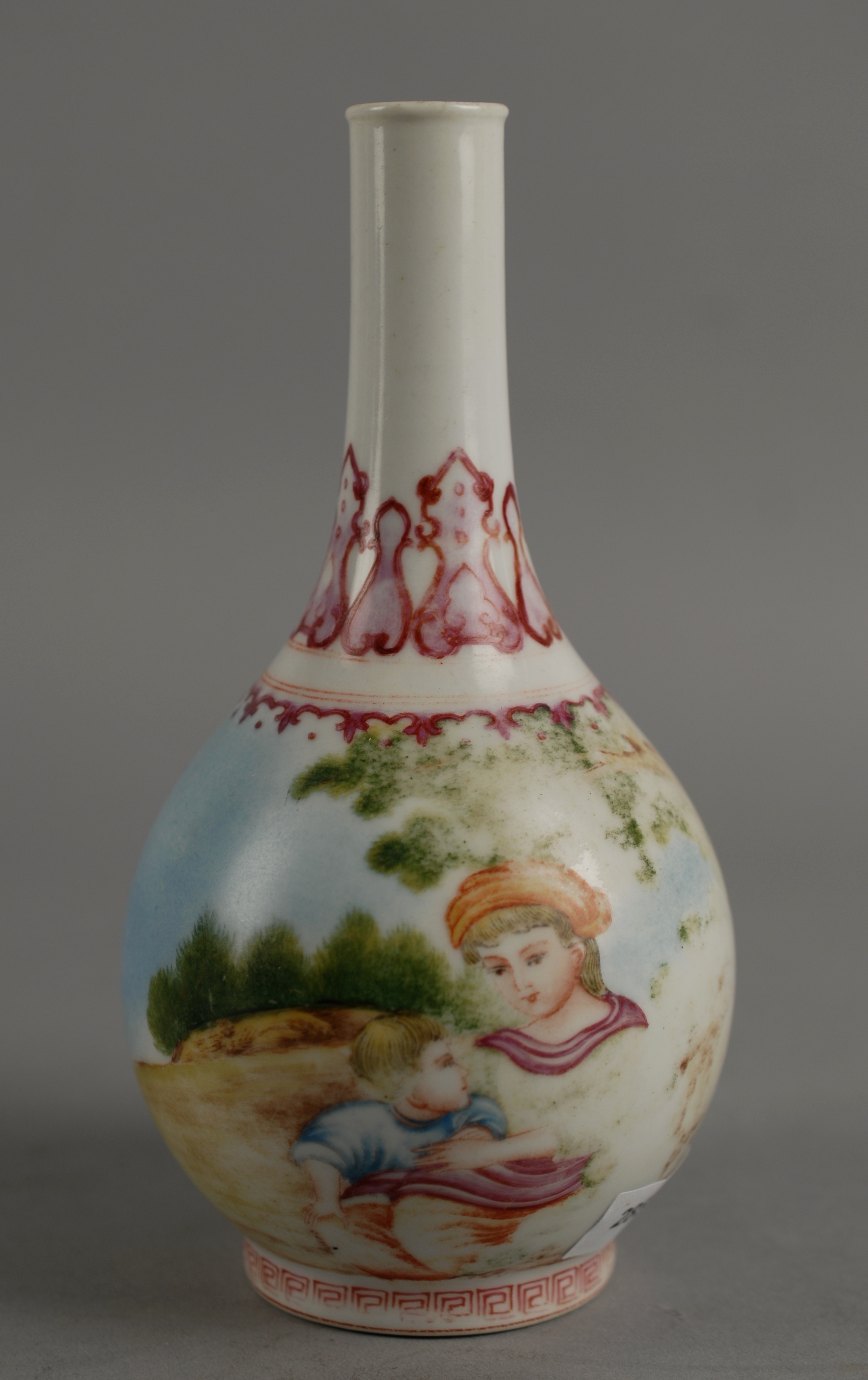Vaso a bottiglia in porcellana dipinta con figure occidentali. Cina. Fine XIX-inizi XX secolo.