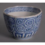 Tazza in porcellana bianca e blu con decoro a spirali. Marcata sul fondo. Cina. XIX secolo. Mis.