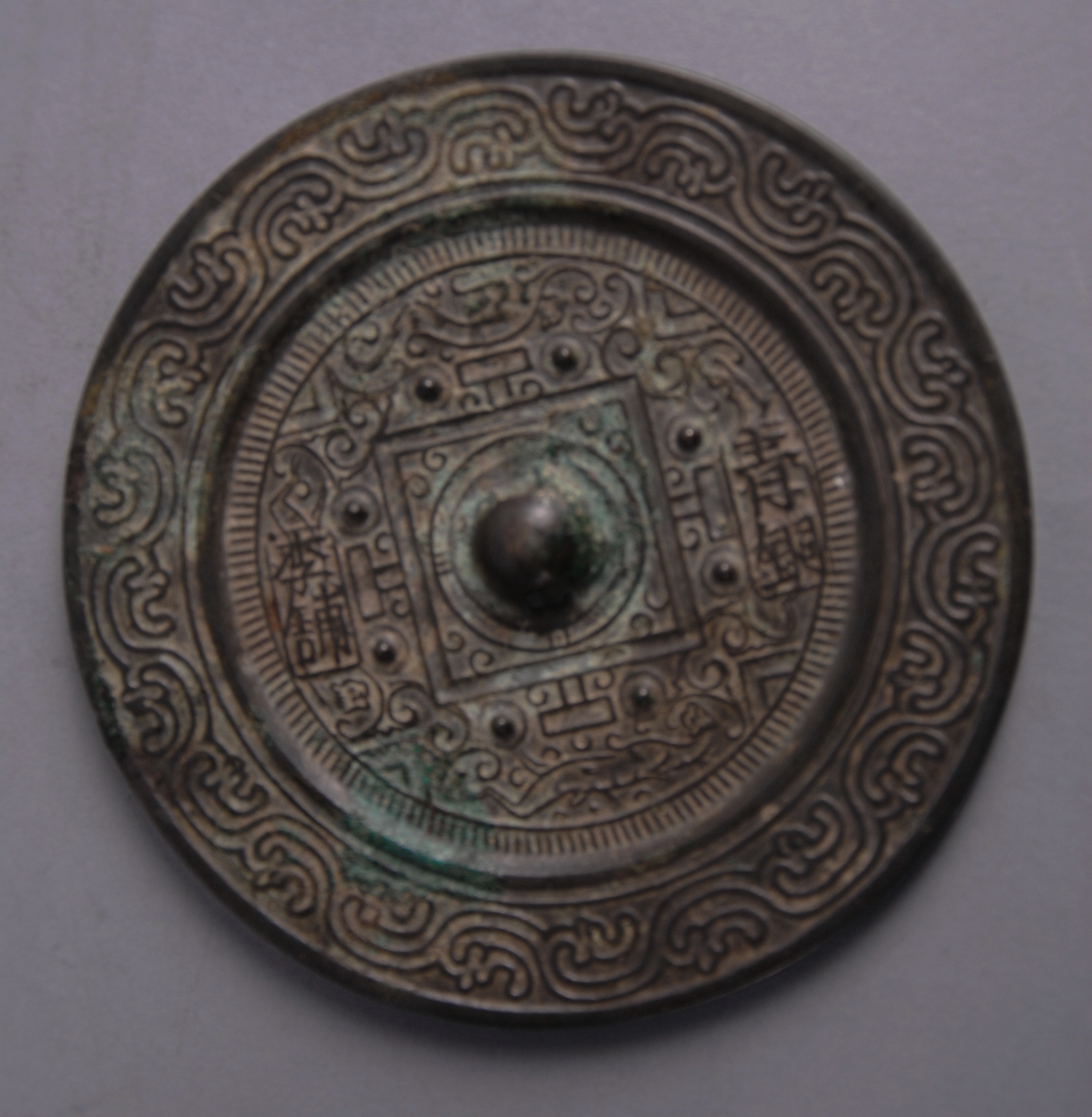 Antica placca in bronzo cesellato. Cina. Mis. Diam. cm. 12 ca.