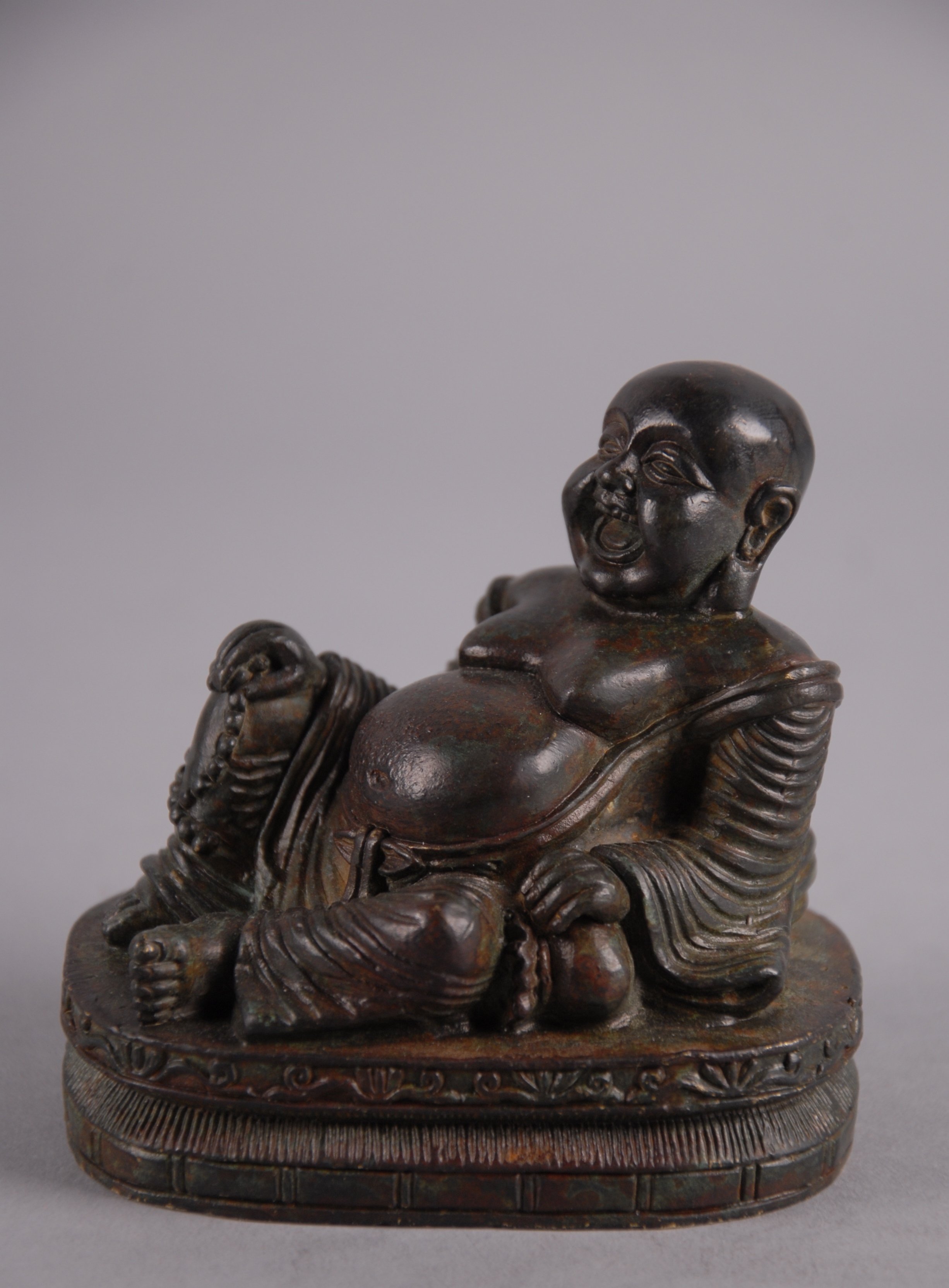 Antica scultura in bronzo raff. ''BUDDHA''. Cina. Mis. Lung. cm. 8.5 Alt. cm. 8.5 ca.