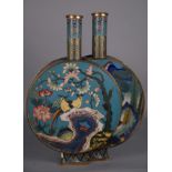 Vaso a doppio collo in ottone cloisonn‚. Cina. XIX secolo. Mis. Alt. cm. 39 ca.