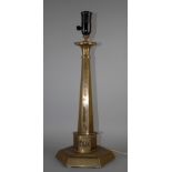 Lampada in ottone con base esagonale con iscrizione 'Mussolini Dux'. XX secolo. Mis. Alt. cm. 43