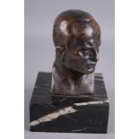 Scultura in bronzo raff. ''BUSTO DEL DUCE''. Firmata P. UCCELLO sul retro alla base. Supporto in