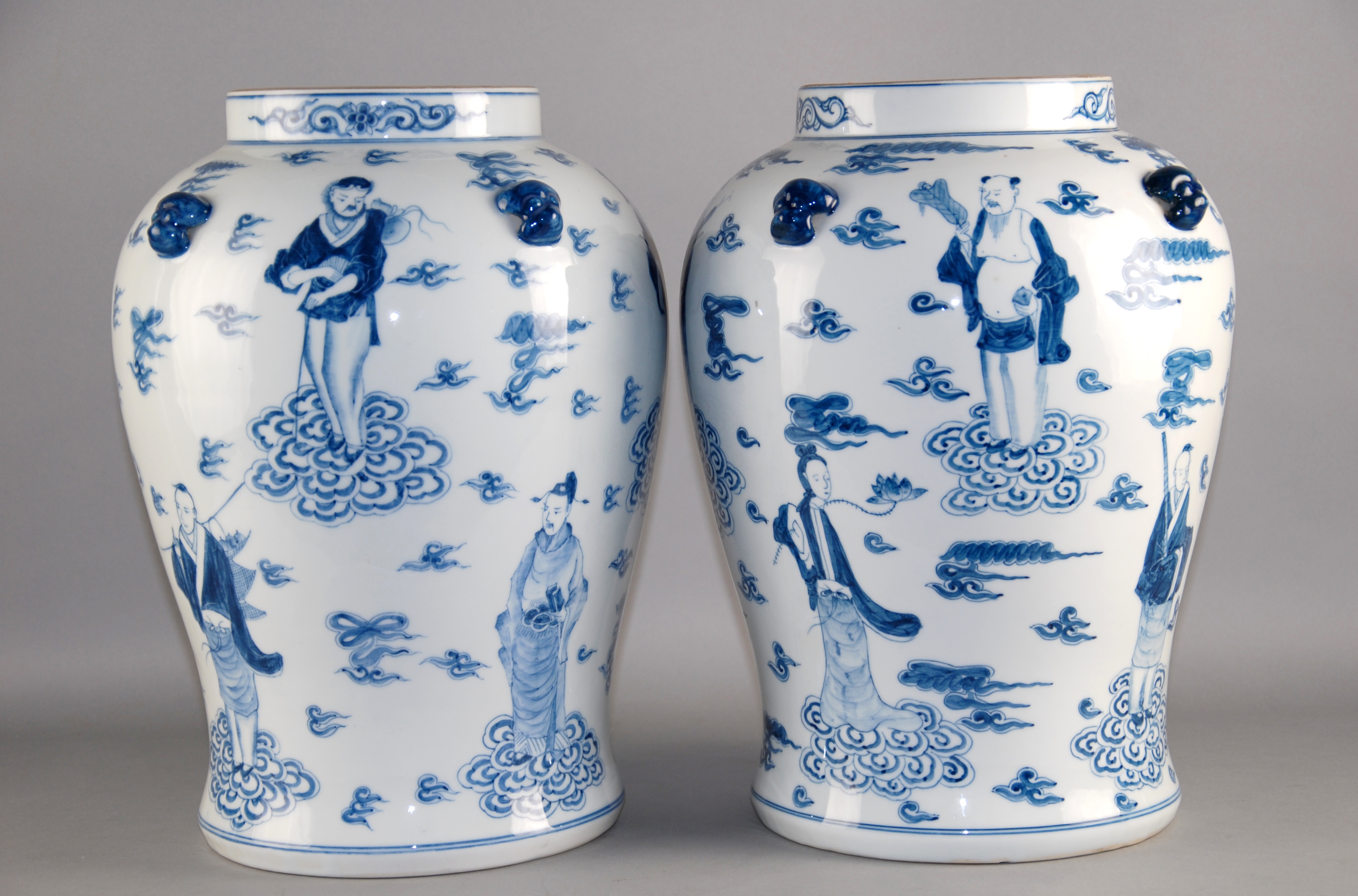 Coppia di vasi in porcellana bianca e blu con decori raff. ''PERSONAGGI''. Cina. XX secolo. Mis.