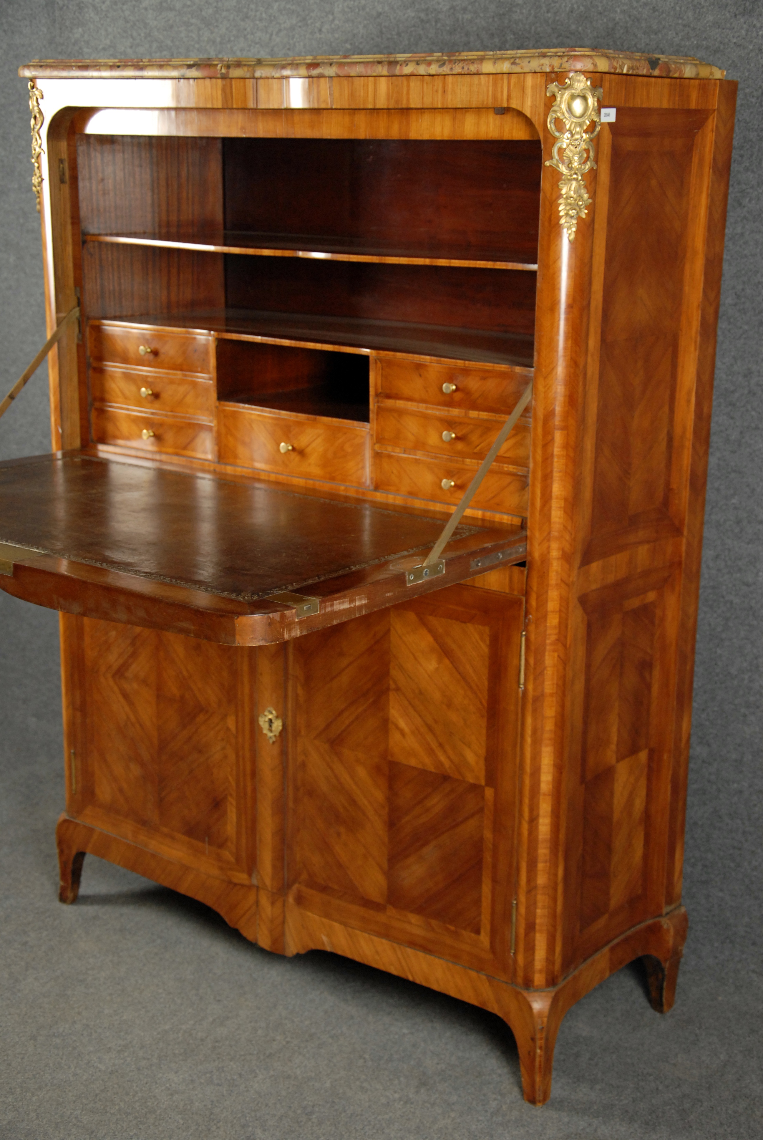 Secretaire lastronato in bois de rose, piano in marmo con difetti, finiture in bronzo. Francia. - Image 3 of 4